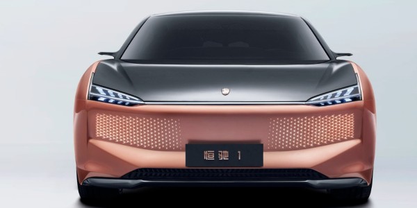 恒大首款純電動車 “恒馳 1”實車、內飾曝光，許家印試乘